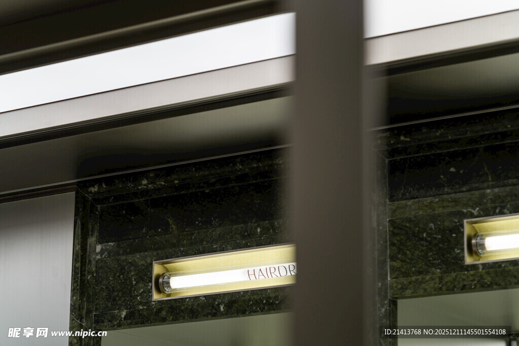 室内灯光透过玻璃门