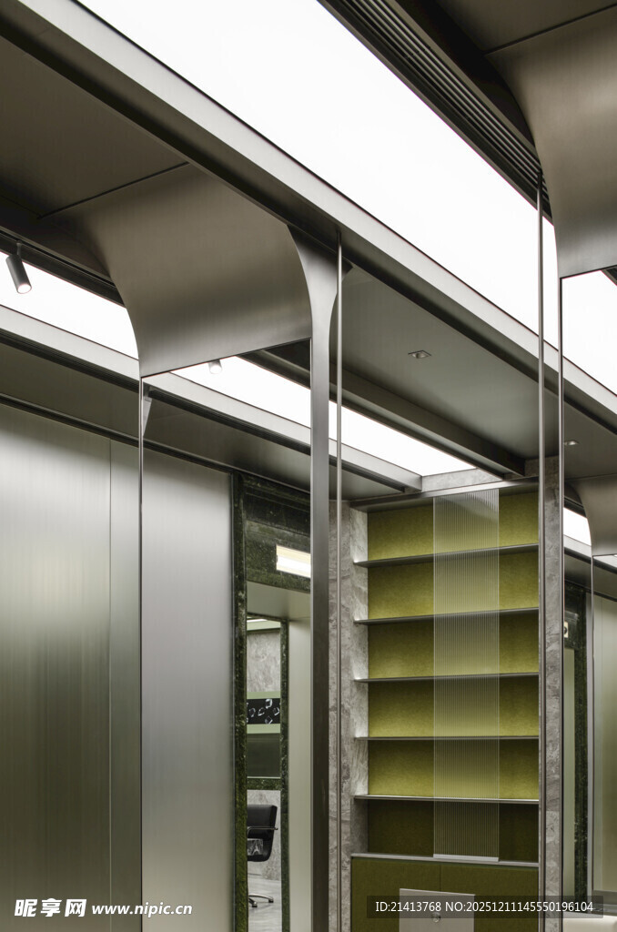 现代金属质感办公隔断空间