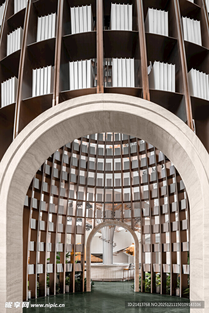 拱形建筑内部壮观景象