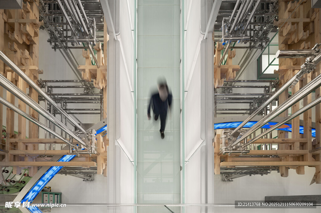 工厂内的孤独身影