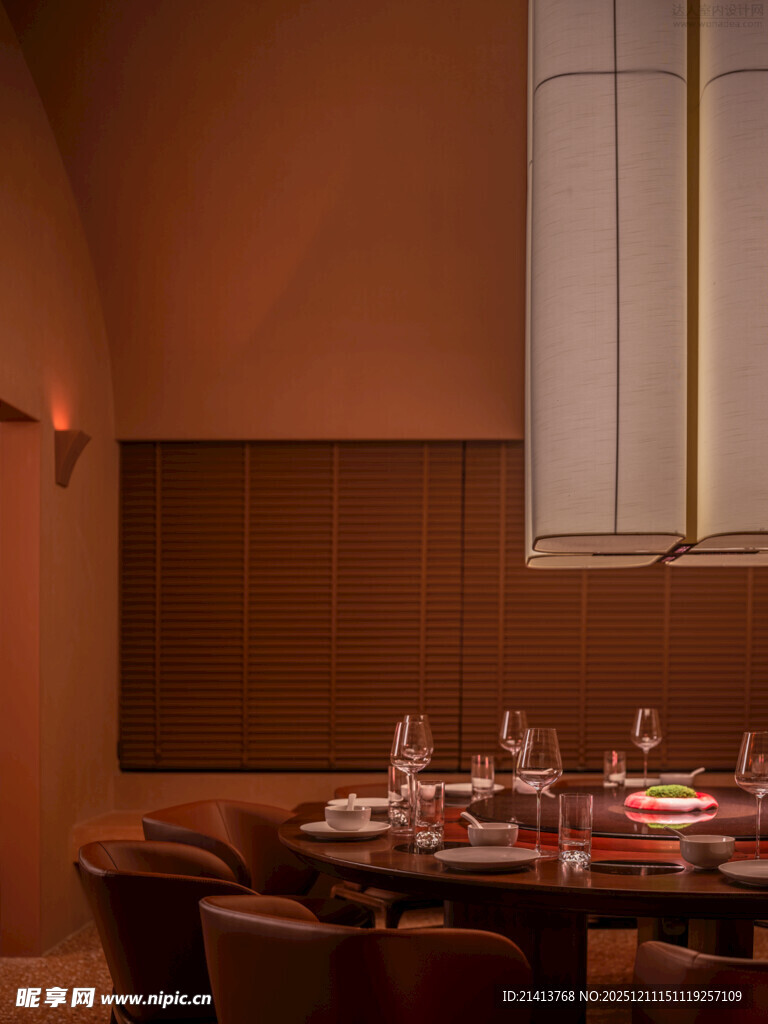 优雅温馨的餐厅用餐场景