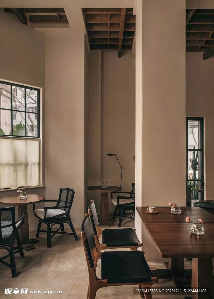 简约风室内木质桌椅空间