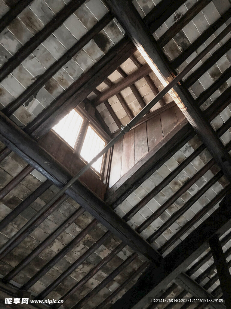 老旧阁楼木质屋顶天窗