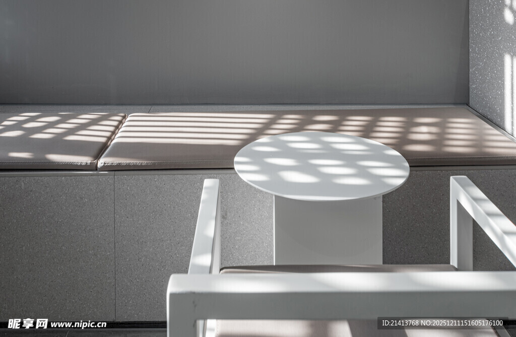 简约现代风金属圆桌场景