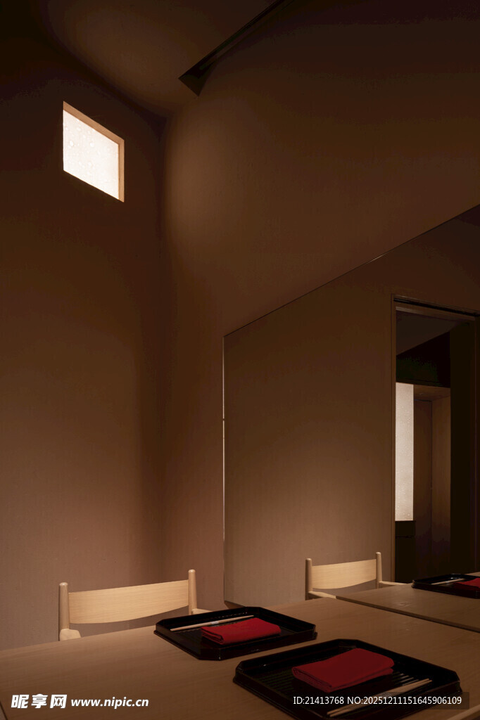 昏暗室内的简约坐垫布置