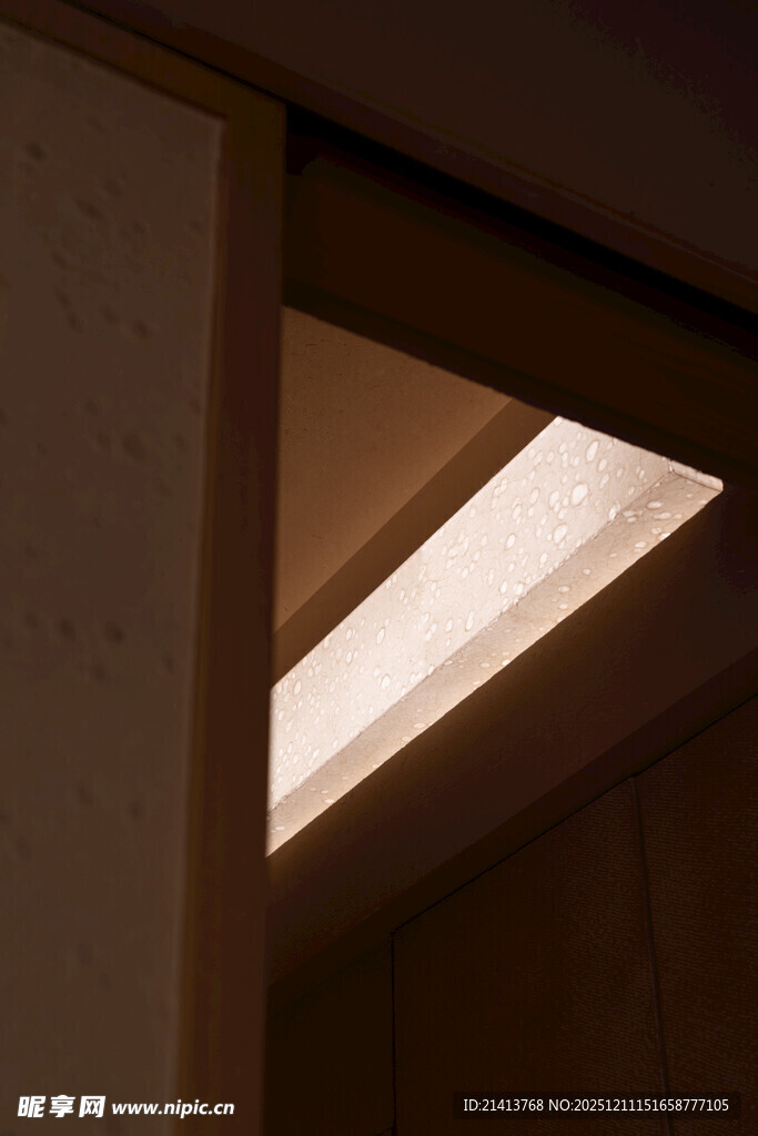 橱柜内的条形照明灯具