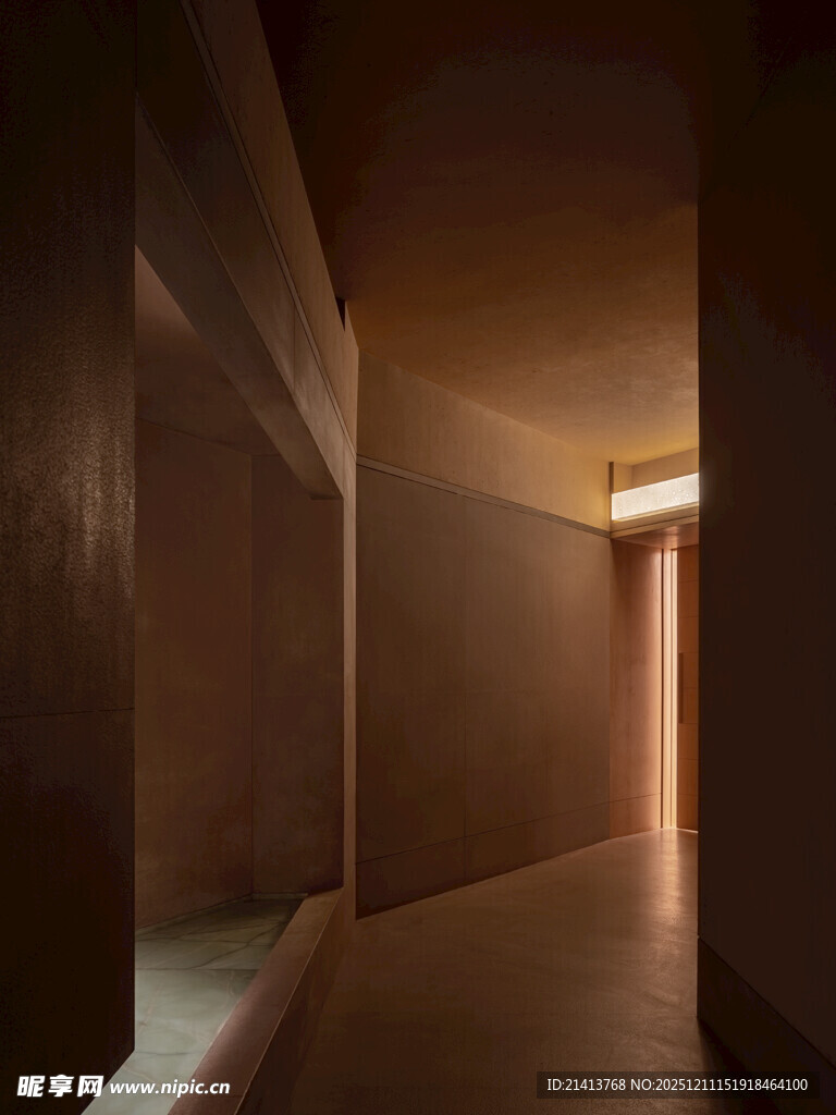 昏暗走廊尽头的微光