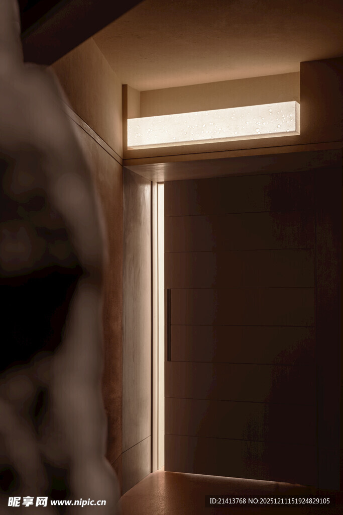 室内昏暗角落的光影景象