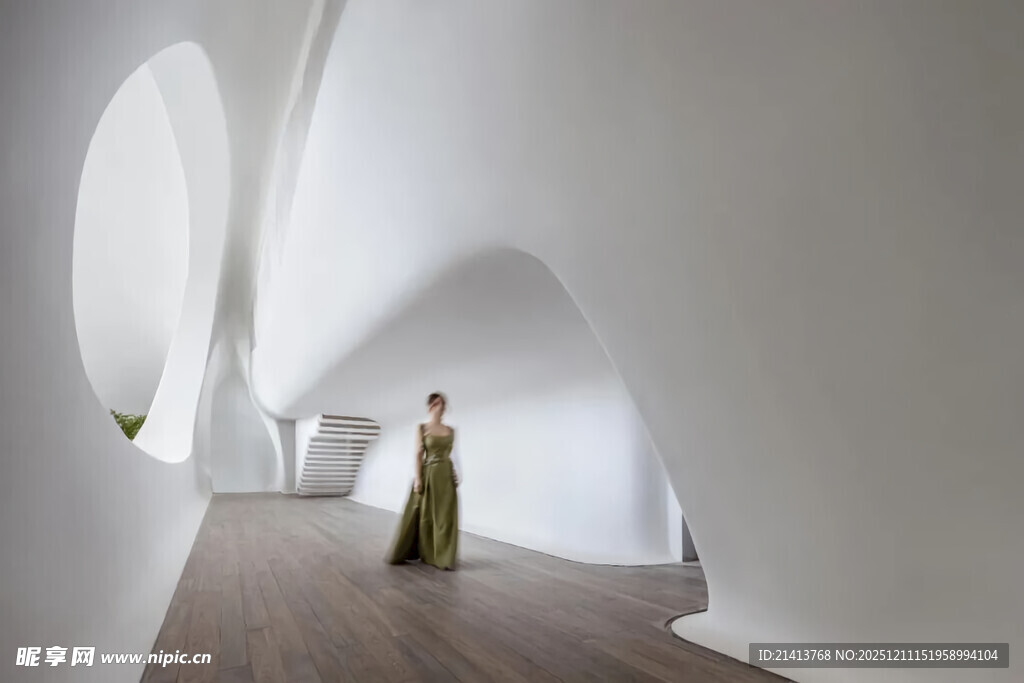 白色空间中的优雅女子