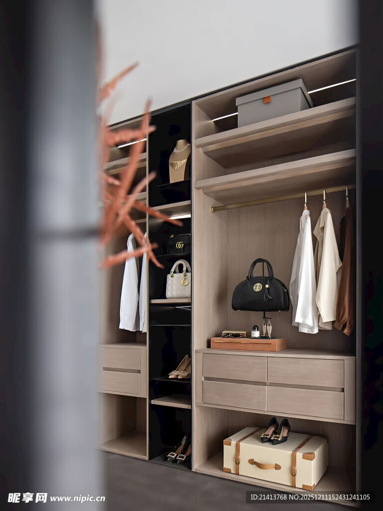 现代简约风格的精致衣帽间