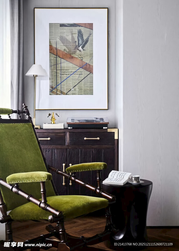 复古绿椅搭配艺术挂画空间