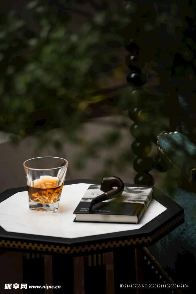 户外精致小桌的惬意时光