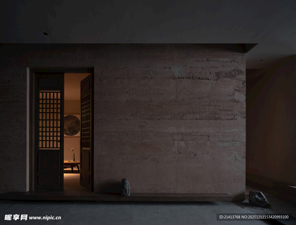 昏暗室内透出微光的门