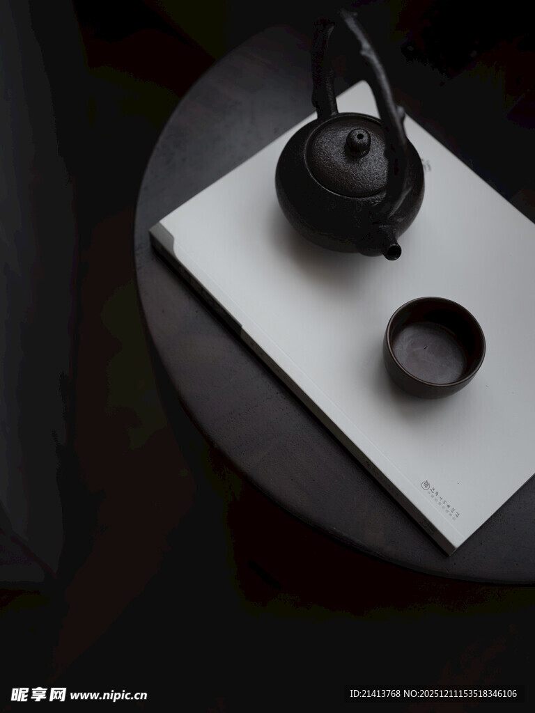 中式茶具静置于素雅台面