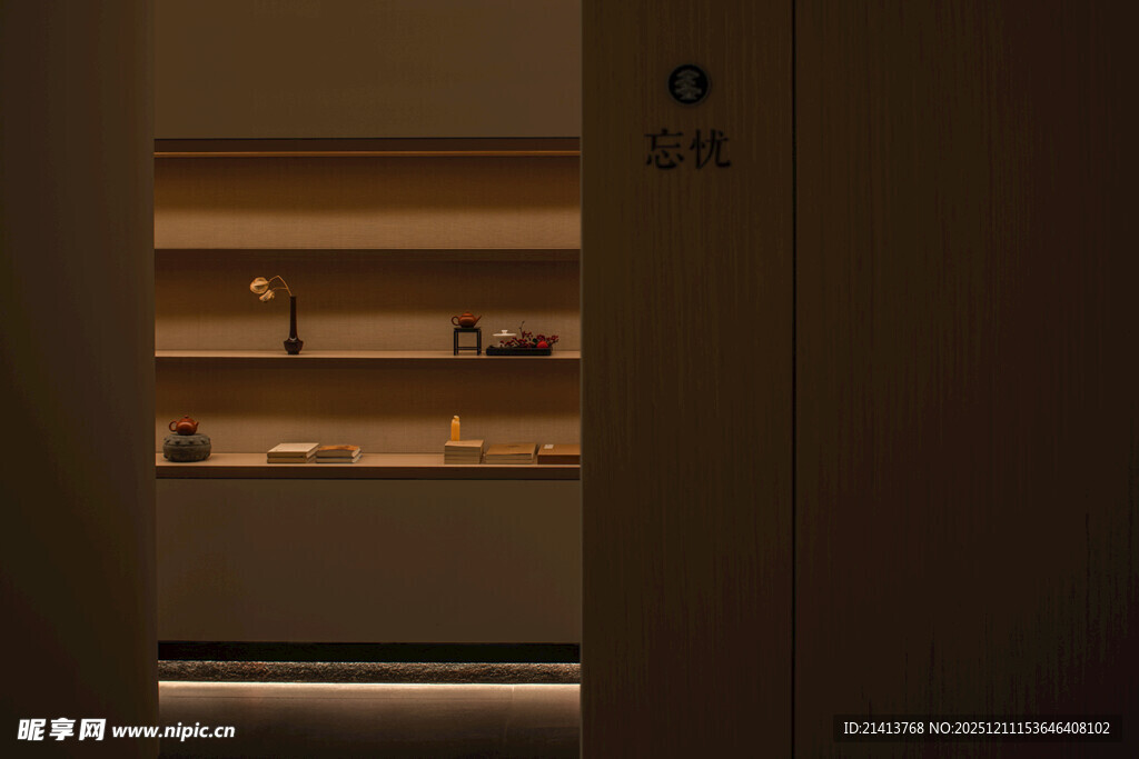 温馨暖光下的精致置物架