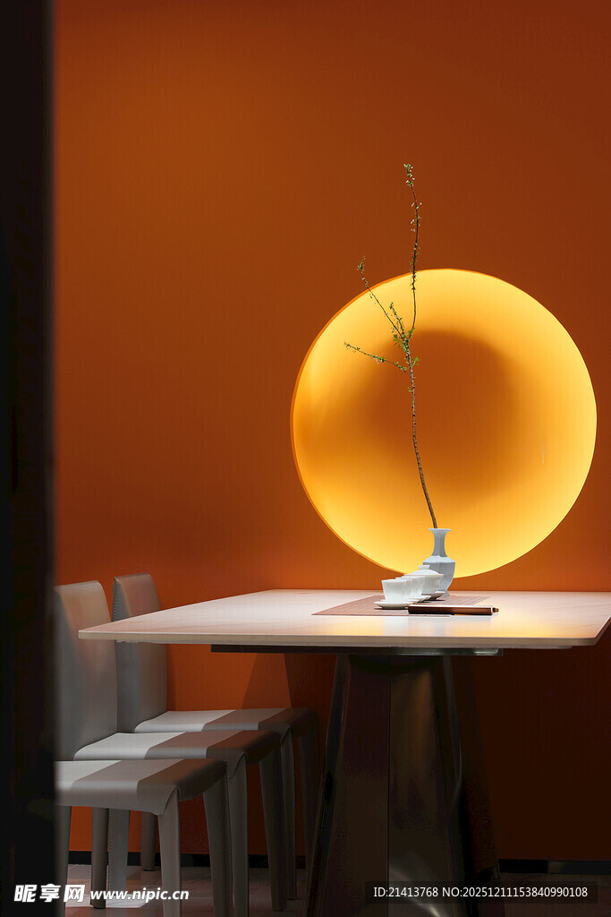 简约圆形台灯照亮餐桌