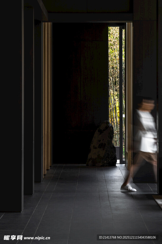 走廊中行走的模糊身影