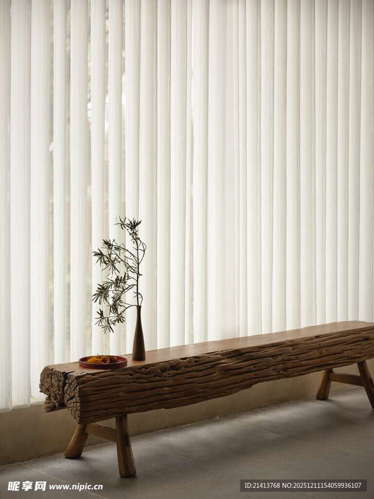 简约室内长凳与绿植装饰