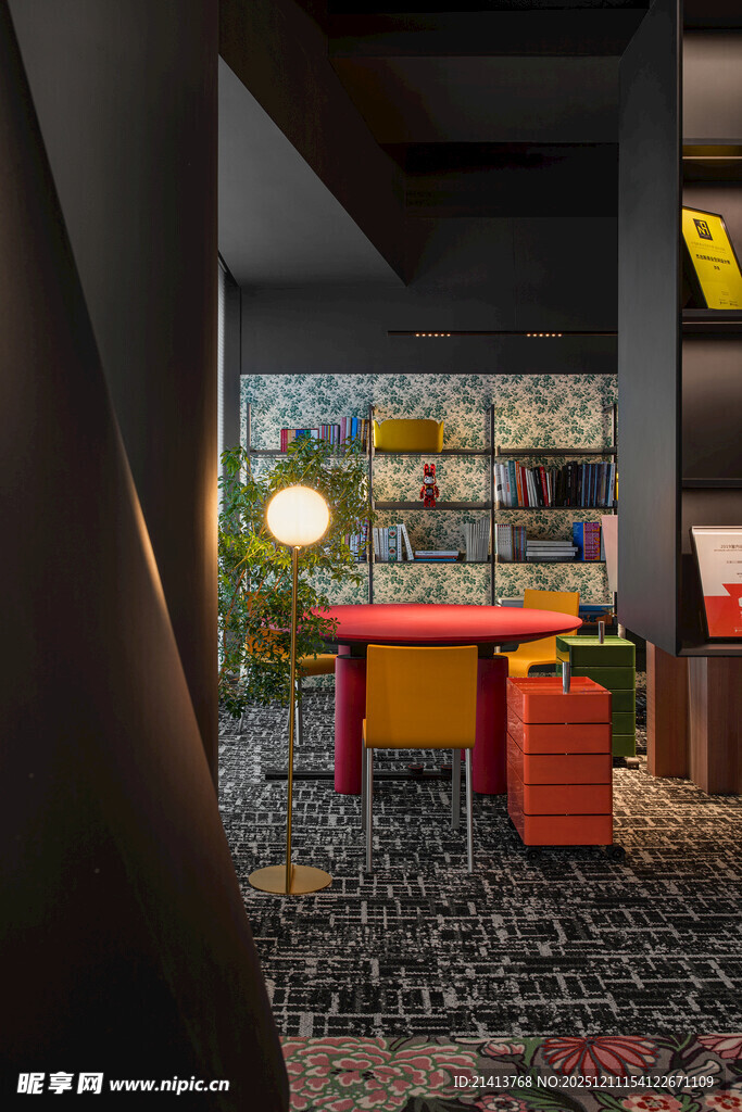 现代风室内多彩休闲角落