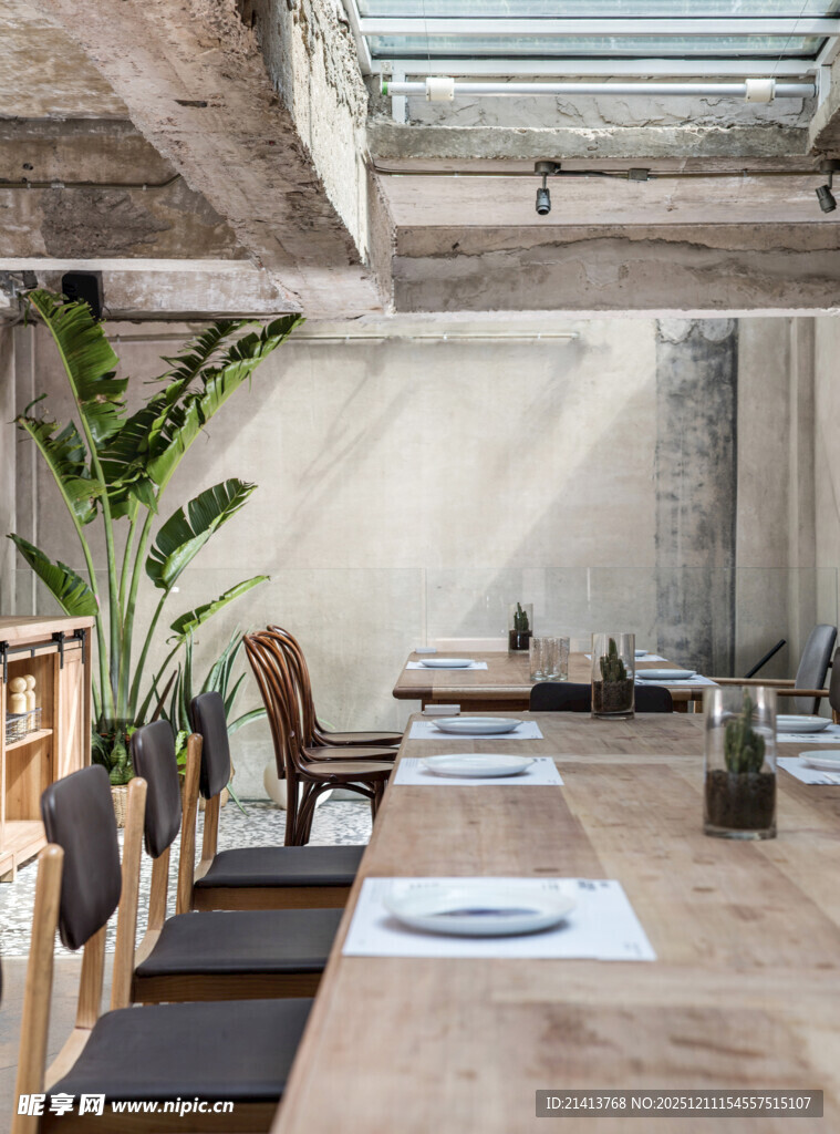 工业风简约餐厅室内场景