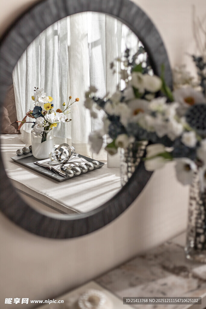 圆形装饰镜旁的花卉摆件