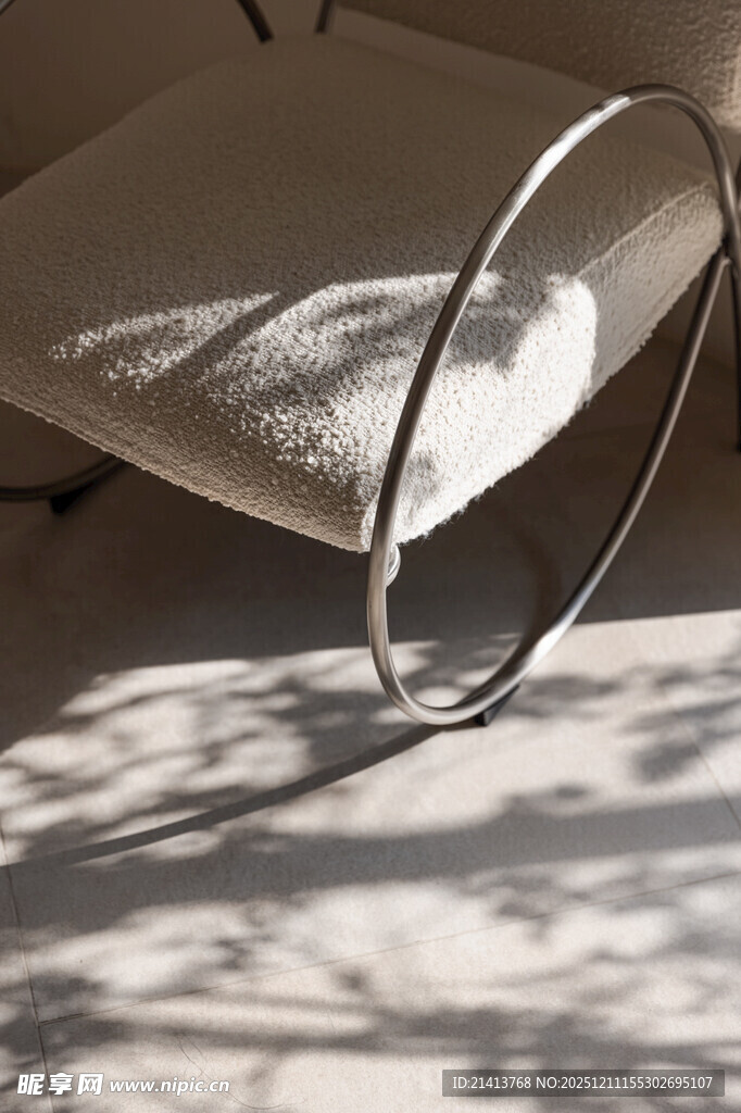 简约金属圈搭配柔软坐垫