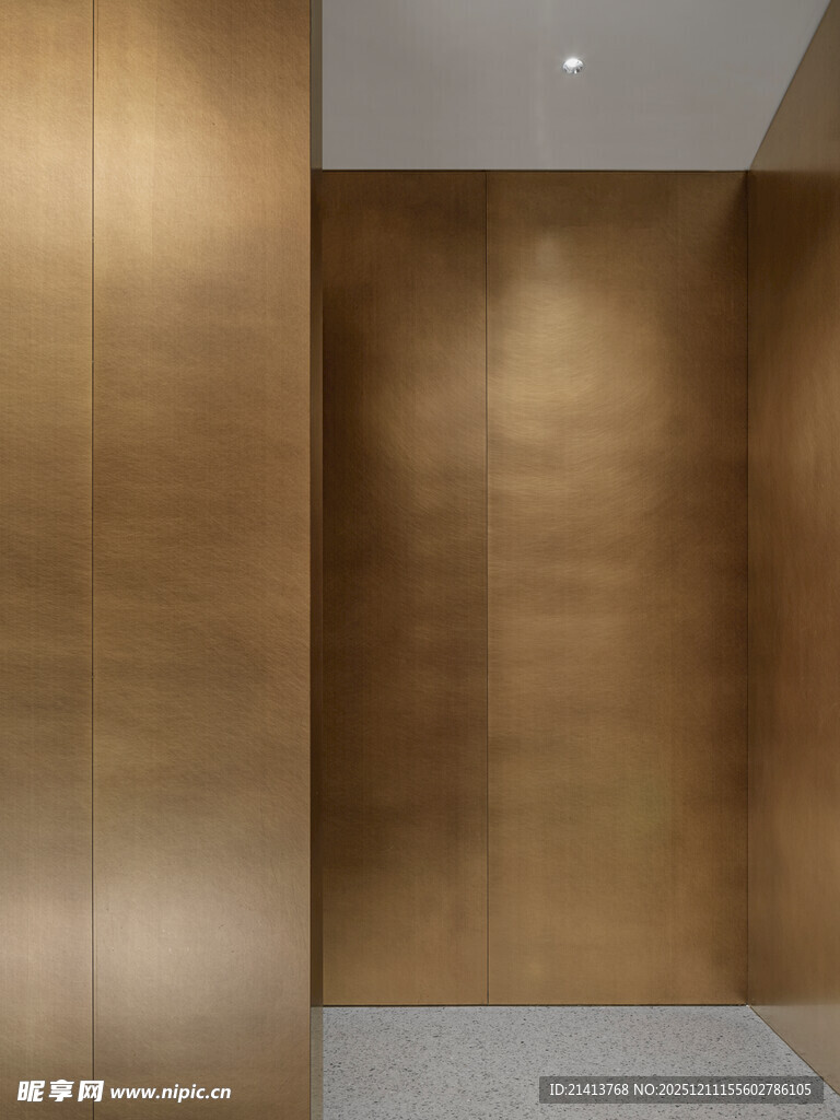 金属质感电梯内部空间