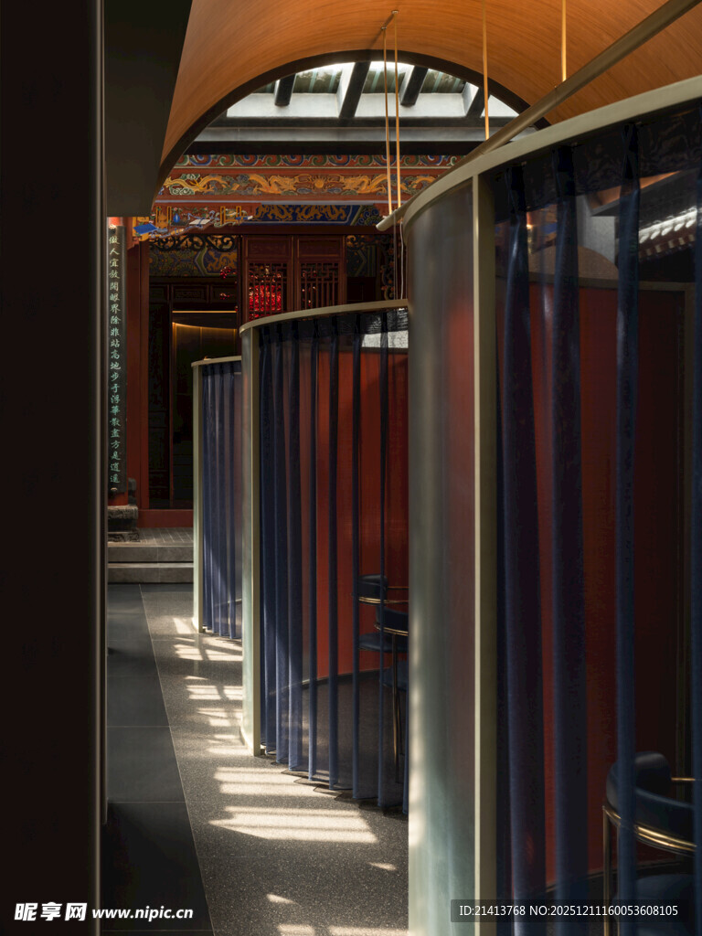 图书馆内排列整齐的书架