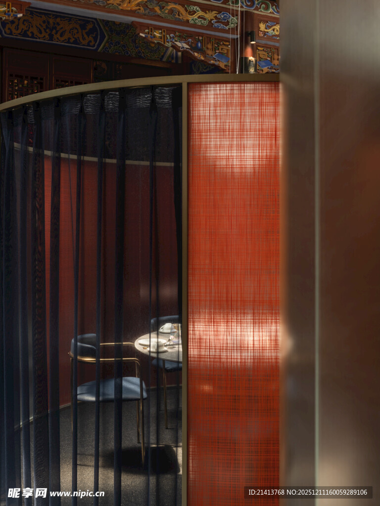 红墙黑栏下的光影景致