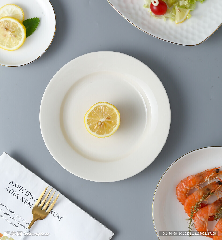 简约摆盘的精致餐食