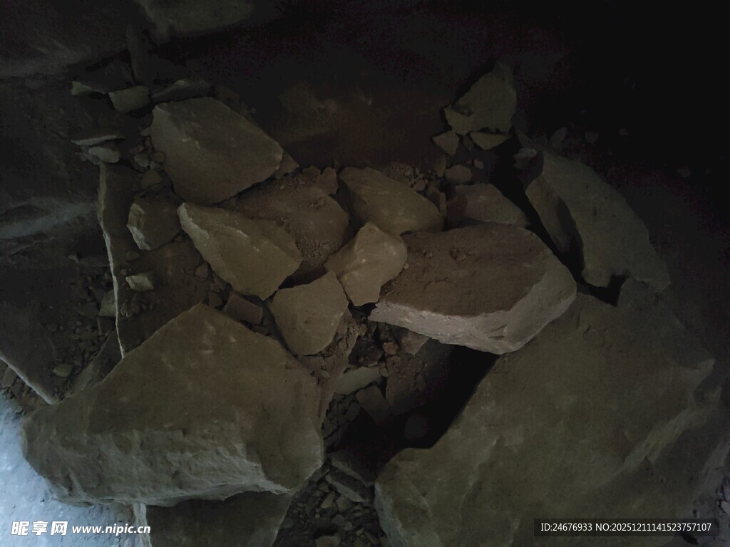 破碎石块堆于昏暗角落