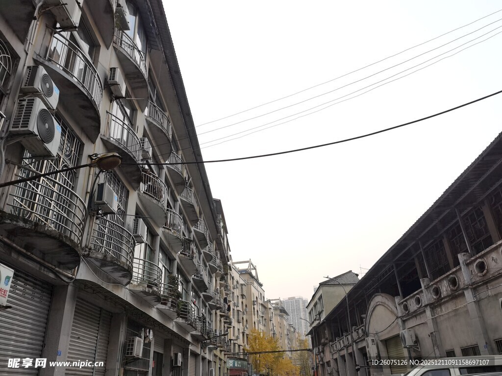 老旧街道两侧的居民楼
