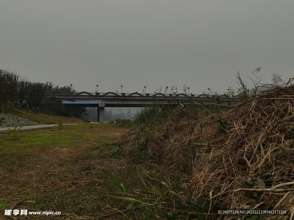 田野边的草垛与远处建筑