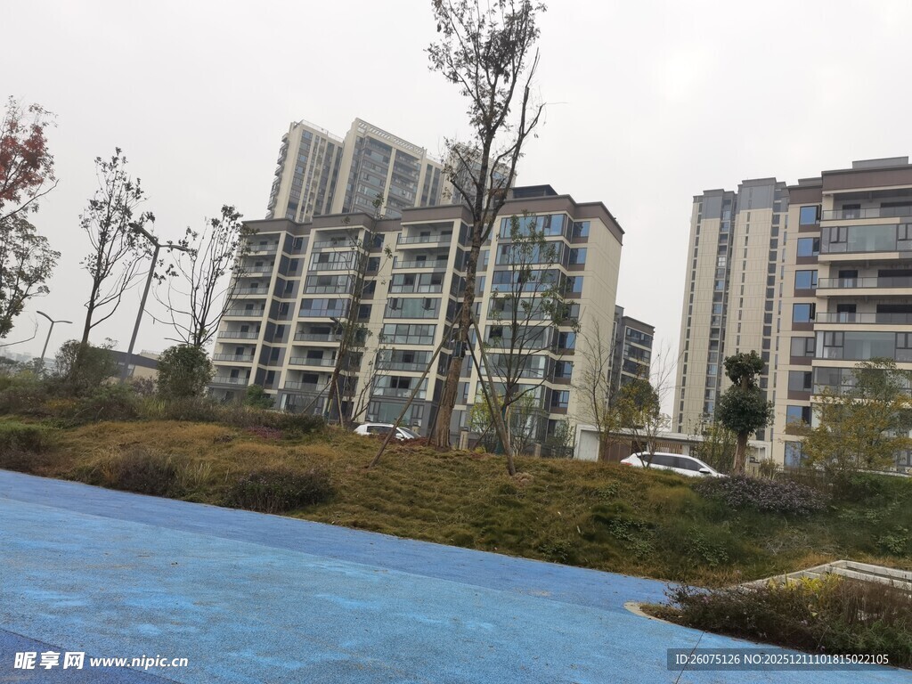 现代小区景观与蓝色水域