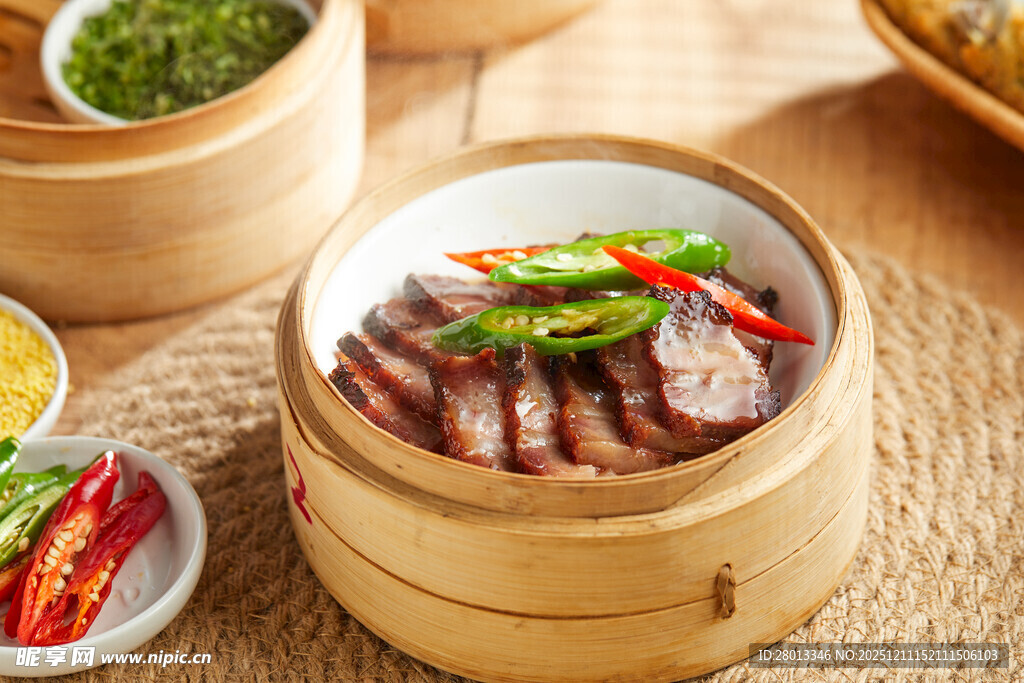 竹笼蒸制美味烧腊