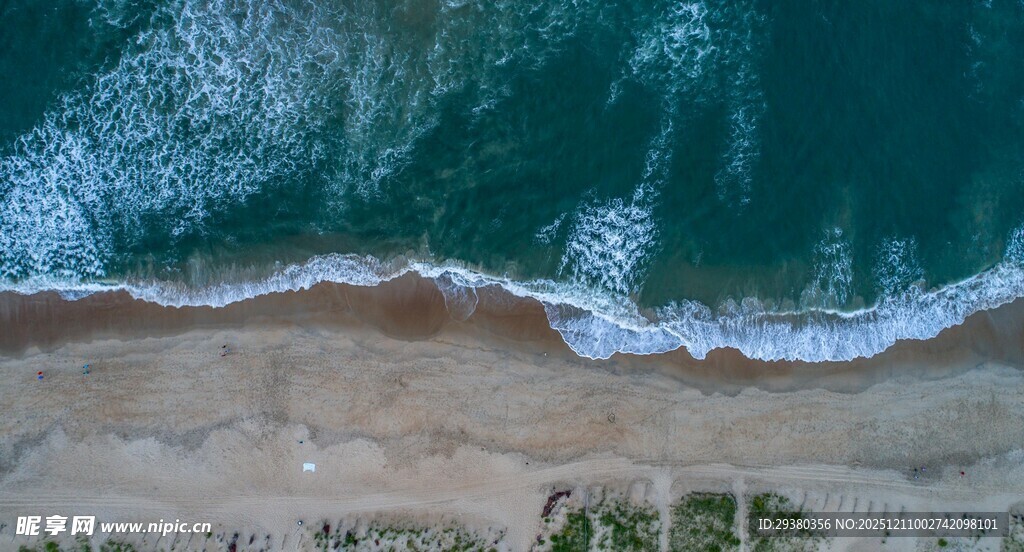 俯瞰海浪拍打金色沙滩