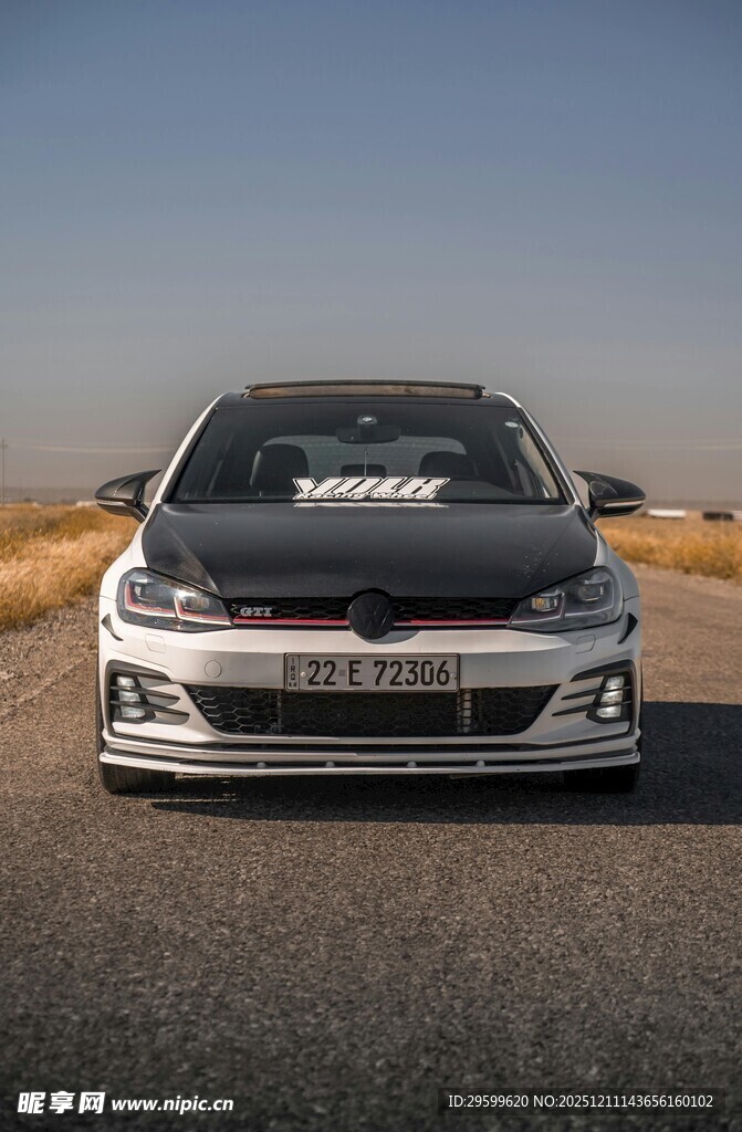 公路上的时尚黑轿车