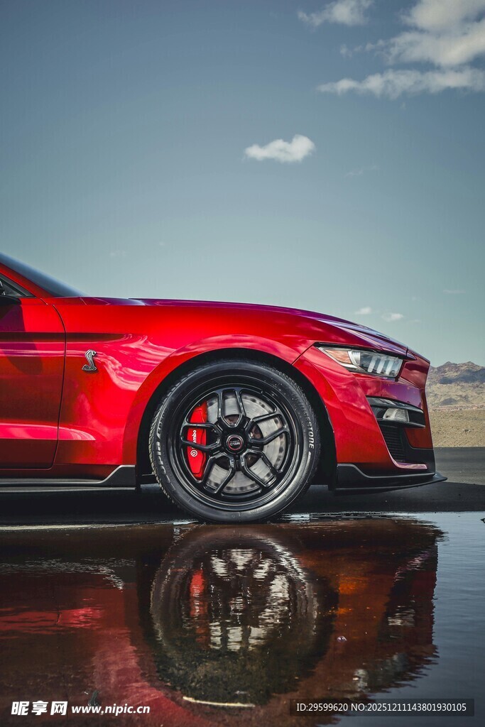 红色炫酷跑车倒映于地面