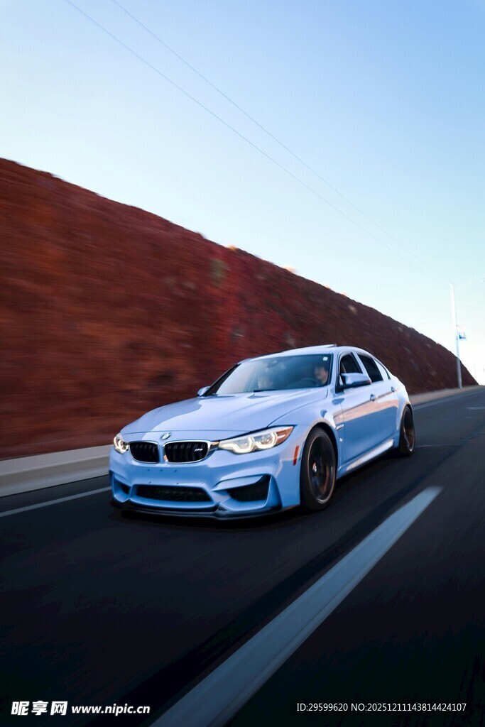 公路上的炫酷宝马赛车