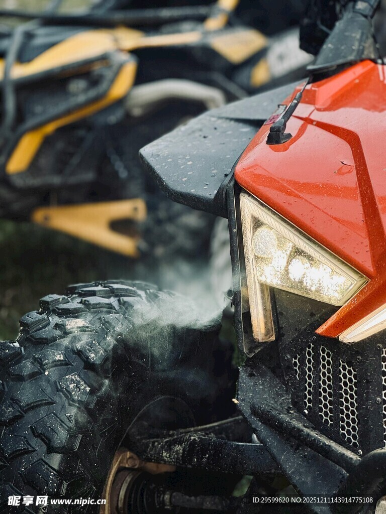 越野摩托驰骋泥泞瞬间