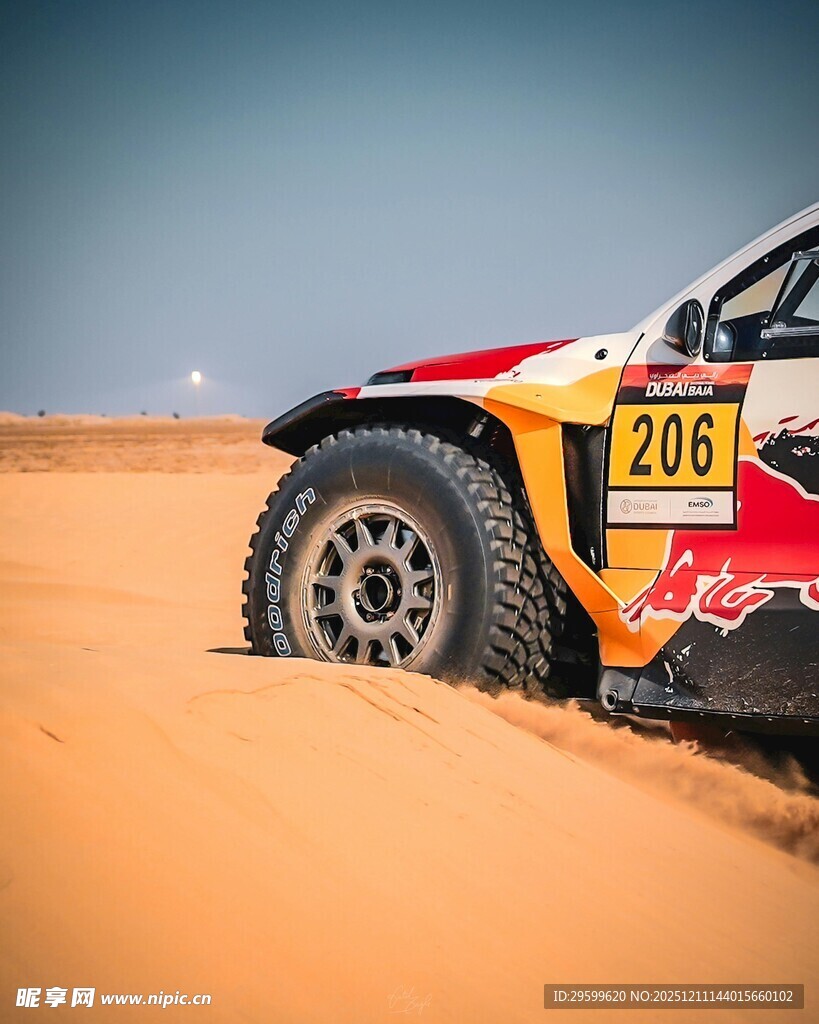 沙漠中的越野拉力赛车