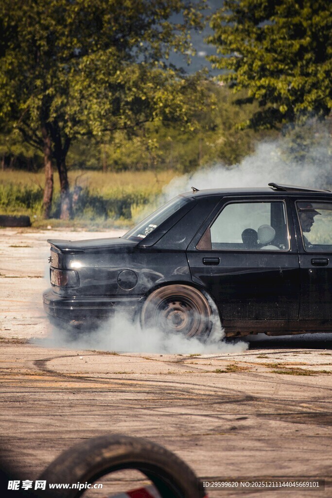 黑色汽车漂移扬起烟雾