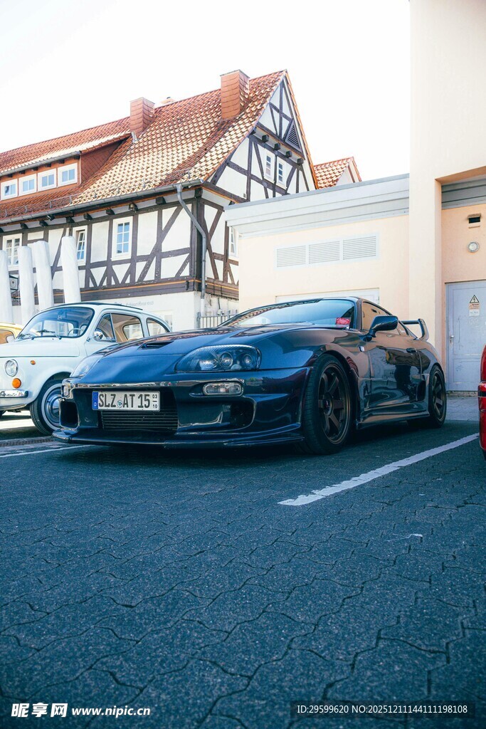 停车场中的黑色炫酷轿车