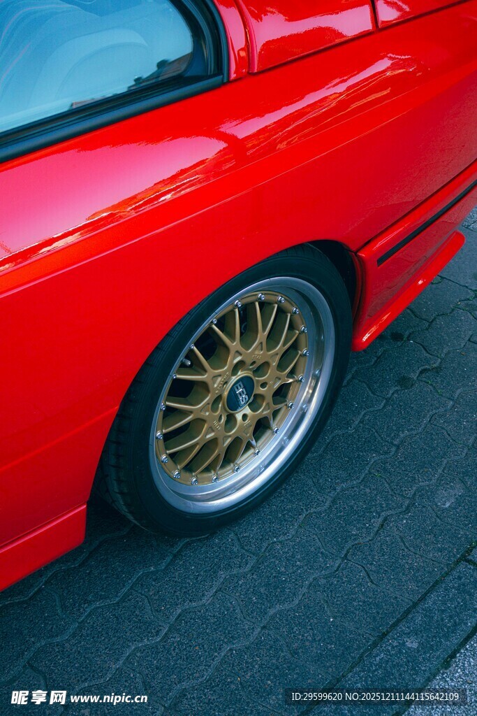 红色酷车的轮毂特写