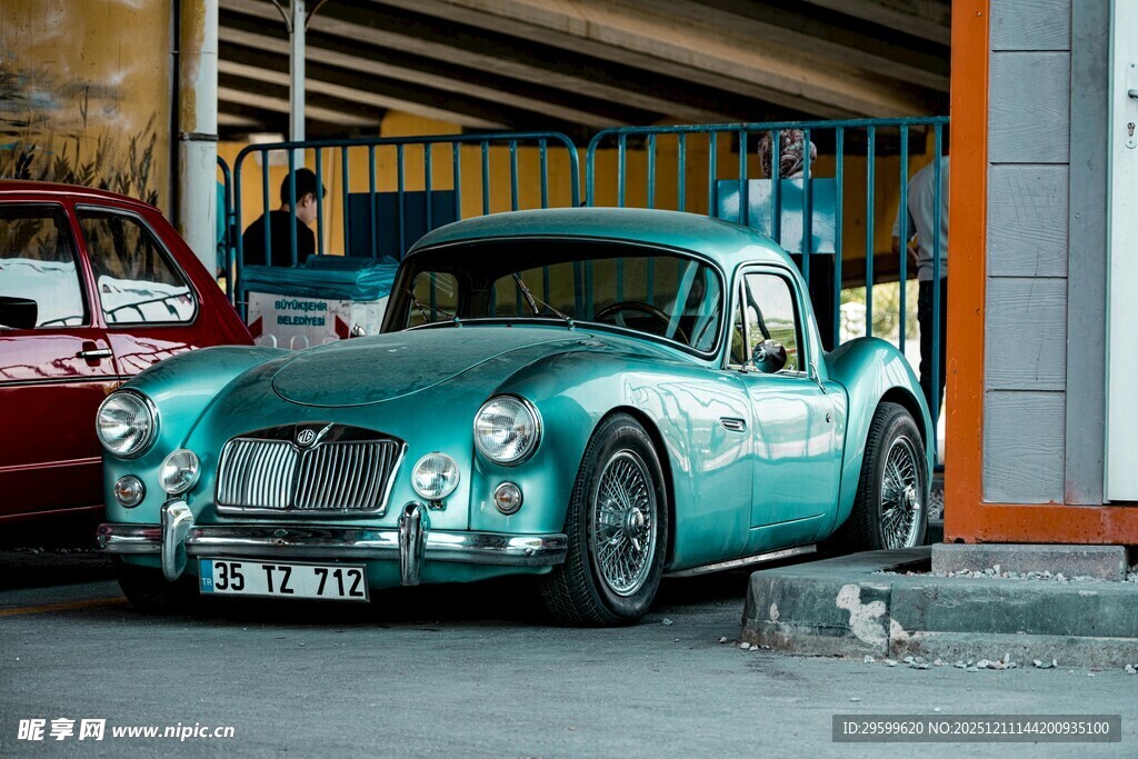 复古薄荷绿经典汽车展示