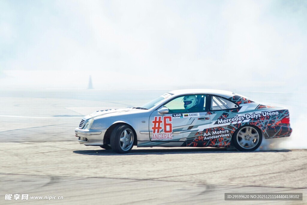 银色赛车驰骋于空旷场地