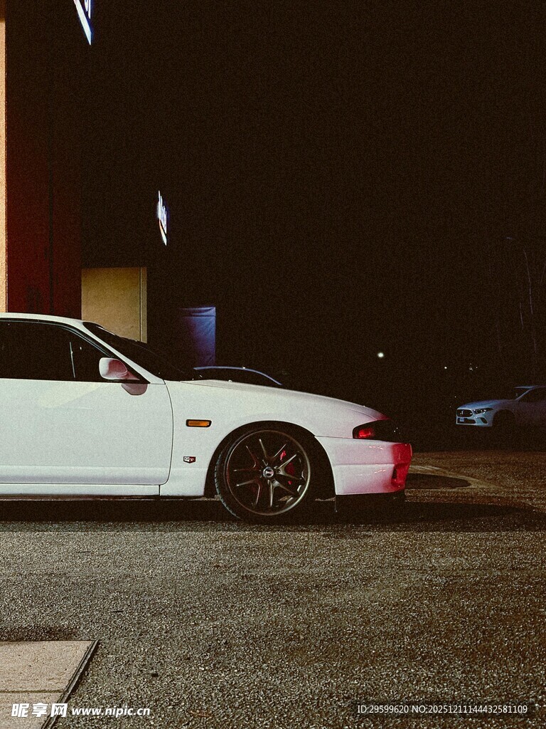 夜晚白色炫酷轿车