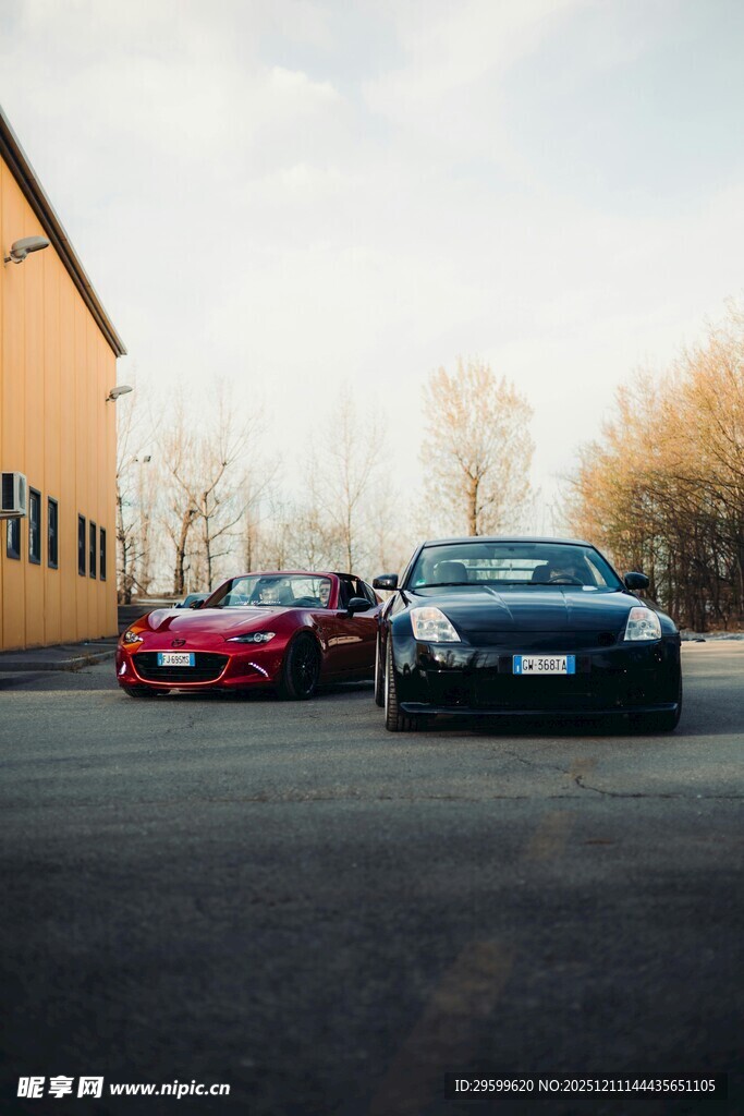 两辆靓车停于建筑物旁