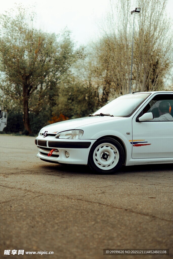 经典款白色轿车停于户外