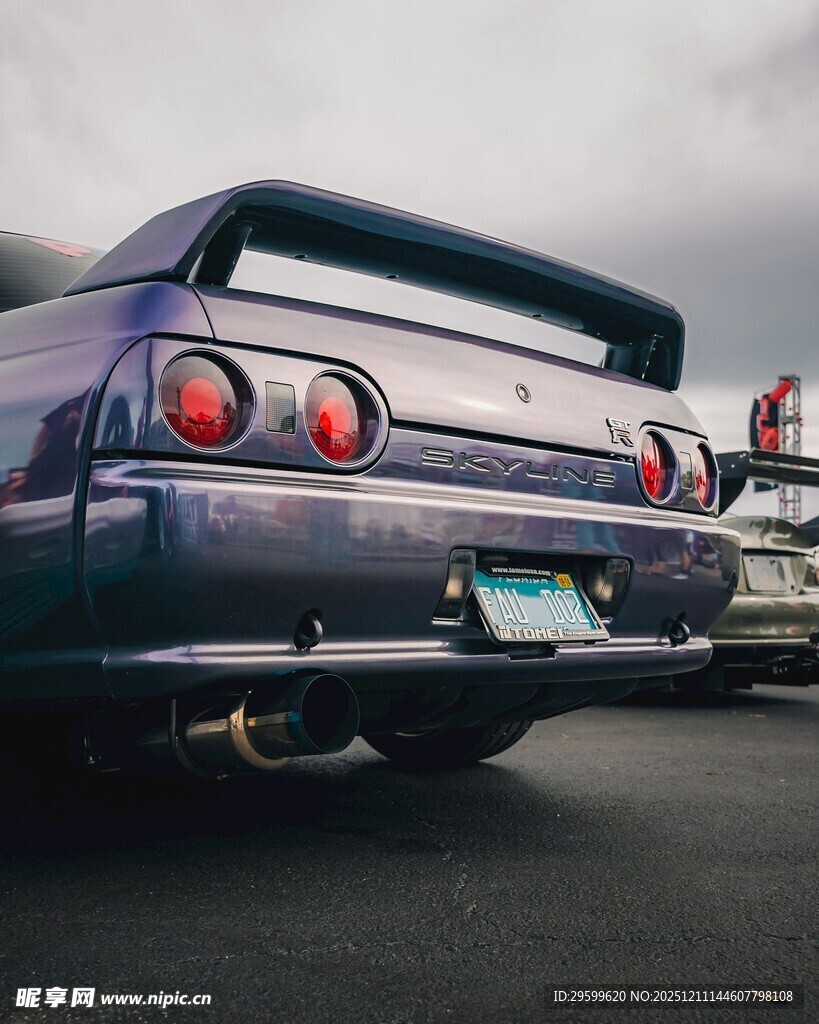 炫酷紫色跑车尾部特写